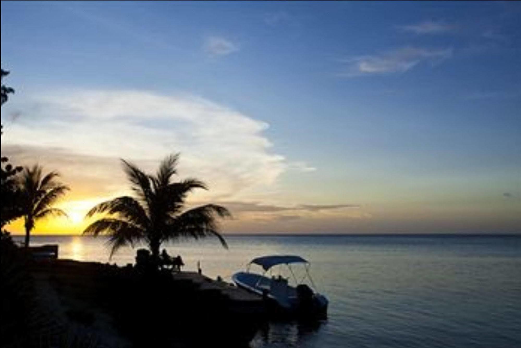 Las Rocas Resort And Dive Center West Bay Exterior photo