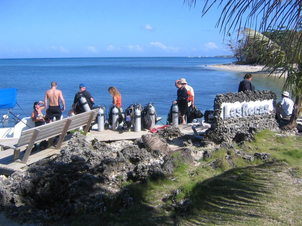 Las Rocas Resort And Dive Center West Bay Exterior photo